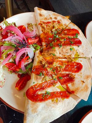 Quesadilla de bbq ( heura queso cheddar y salsa bbq) acompañado de ensalada riquísima at Velada in Barcelona