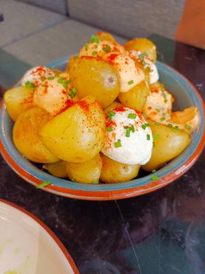 Patatas bravas picantes. Super jugosa at Velada in Barcelona