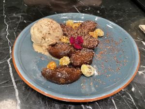 Higos con helado de avellanas  at Velada in Barcelona