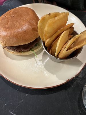 Hamburguesa de trufa con patatas fritas   at Velada in Barcelona