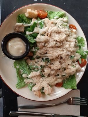 César salad con 'no pollo' crujiente, levadura y salsa de la casa at Velada in Barcelona