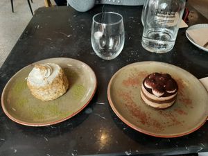 Carrot cake (con gluten) y tiramisú sin gluten at Velada in Barcelona