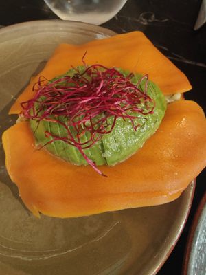 Tostada de aguacate y salmón, aguacate durísimo at Velada in Barcelona