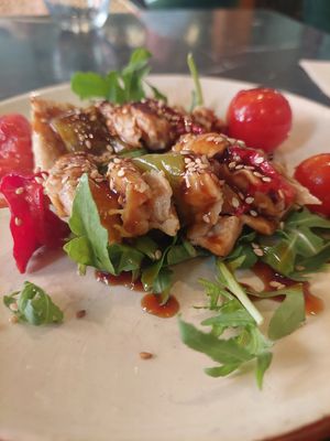 Brochetas teriyaki at Velada in Barcelona