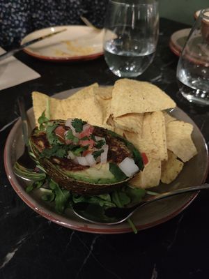 Nachos con aguacate a la brasa at Velada in Barcelona