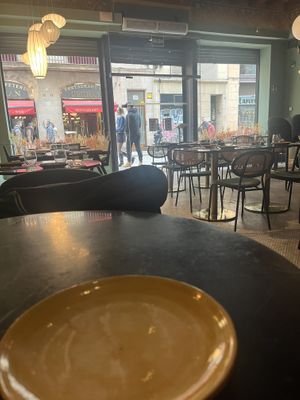 Direkt um 13 Uhr ist es noch leer😉 at Velada in Barcelona