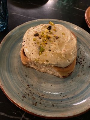 Cake of the day (cinnamon roll + pistachio cream) at Velada in Barcelona