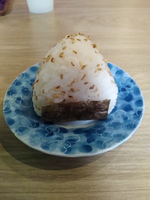 Oniguiri de sal e gergelim at Obatyan Lamen House in Sao Paulo