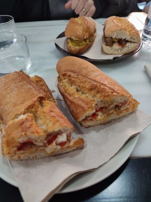 Frankfurt vegano y bocadillo de tofu marinado at El Celler De Martorell in Martorell
