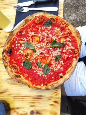 Rote Pizza Marinara at L'Epizzeria fredo in Ajaccio