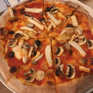 Tomato sauce pizza at Pizza Cucinova in Tokyo