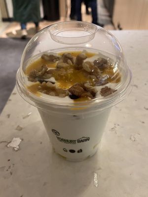 Coconut yoghurt with walnuts, mango, vegan brownie (5,50€)  at YB (Yoghurt Barn) by Autogrill Belgium in Brussels
