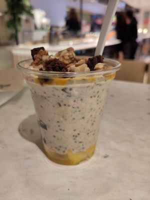 Oat with things at YB (Yoghurt Barn) by Autogrill Belgium in Brussels