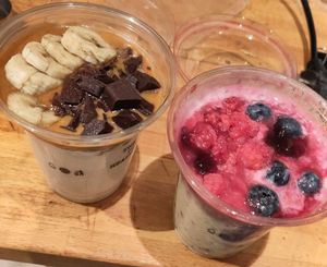 Too good to go from there (one banana, chocolate and peanut butter yogurt and a red fruits porridge at YB (Yoghurt Barn) by Autogrill Belgium in Brussels