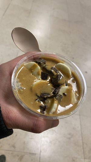 Yogourt avoine, banane, chocolat, crème cacahuète.  at YB (Yoghurt Barn) by Autogrill Belgium in Brussels