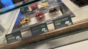 Choix de Yogourts préparés  at YB (Yoghurt Barn) by Autogrill Belgium in Brussels