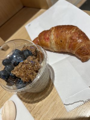 Choco Berry Bomb small (Overnight Chia Yoghurt, Granola, Blueberries, Choco, Agave) 5,50€
Berry Croissant 2,10€  at YB (Yoghurt Barn) by Autogrill Belgium in Brussels