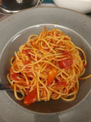 Spaghetti with grilled cherry tomatoes at Aeoli Restaurant in Paros
