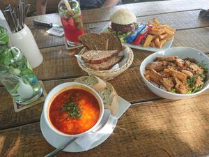 Green Bowl, Jackie Burger, Knoblauchbrot, Kichererbseneintopf at Restaurant Miramar in Chemnitz