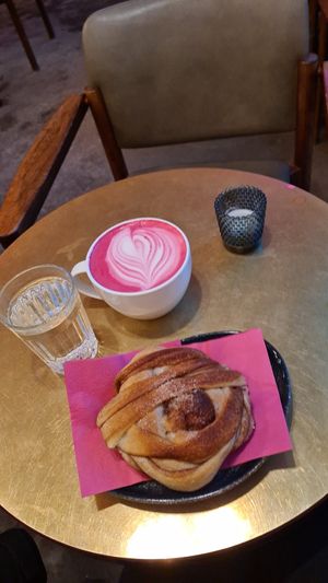 Cinnamonbun with the redbeet Latte at Papegoye in Oslo