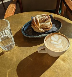 Cinnamon bun & Cappuccino at Papegoye in Oslo