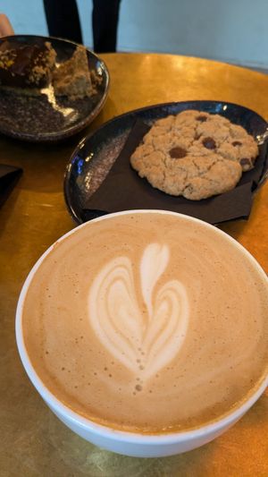 Latte and chocolate cookie at Papegoye in Oslo