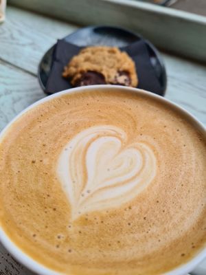 Oat latte and peanut cookie at Papegoye in Oslo
