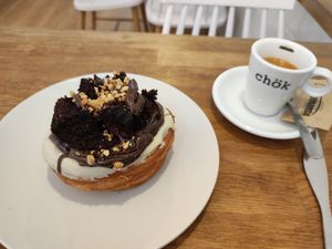 Dessert with a croissant base, chocolate cream, biscuits and chopped hazelnuts at Chök - Valencia in Valencia