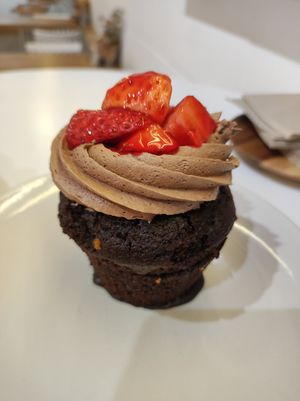 Muffin with chocolate cream and strawberry pieces at Chök - Valencia in Valencia