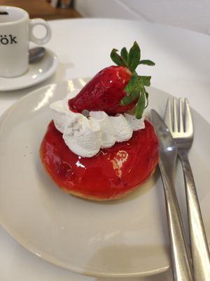 Strawberry cream donut at Chök - Valencia in Valencia
