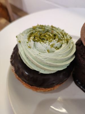 Dessert with a croissant base, chocolate and pistachio cream at Chök - Valencia in Valencia