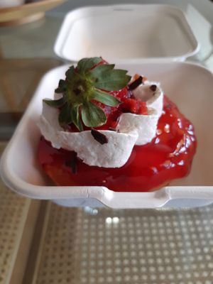 Strawberry doughnut at Chök - Valencia in Valencia