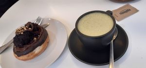 Cronut de chocolate y leche de avena con matcha at Chök - Valencia in Valencia