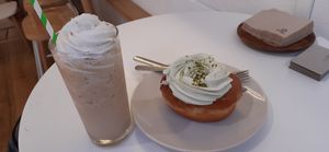 Frappe con nata vegetal y donut de pistacho at Chök - Valencia in Valencia