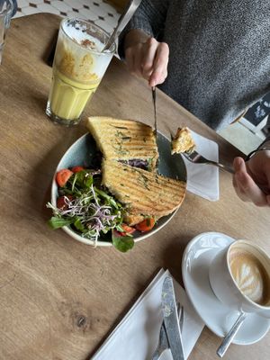 Kurkuma Latte und veganes Sandwich   at Lucille Kaffeehaus in Frankfurt