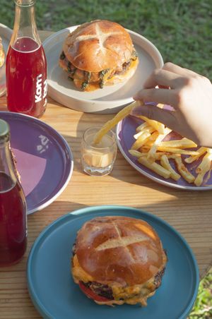 Te mostramos un poco de lo que encontrás en Sin Karma: entradas, jugos, kombuchas, ensaladas, hamburguesas y postres. Muchos colores y todo muy delicioso y lleno de nutrientes. Co at Sin Karma in Santa Cruz