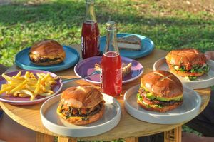 La mejor comida saludable de Santa Cruz está en @sinkarma.bo
Postres sin gluten, azúcar ni lactosa. Hamburguesas de soya o frejol, ensaladas muy variadas y zumos prensados en fr at Sin Karma in Santa Cruz