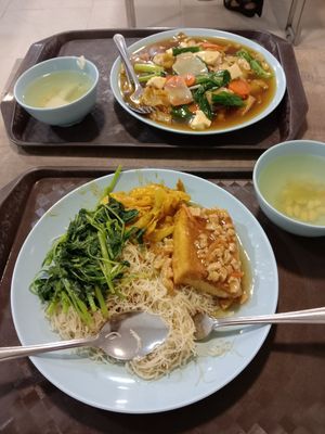 Bee hoon and hot fun.  #Veganuary at SuManYuan 素满园 - People's Park Centre in Central Singapore
