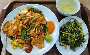 Fried Kway Teow with very nice sambal chilli and Sweet Potato Leaves at SuManYuan 素满园 - People's Park Centre in Central Singapore