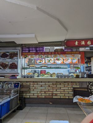 Clearly labelled vegetarian and prices at SuManYuan 素满园 - People's Park Centre in Central Singapore