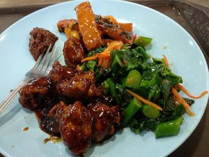 No rice. Mock fish, mock chicken and green veg. at SuManYuan 素满园 - People's Park Centre in Central Singapore