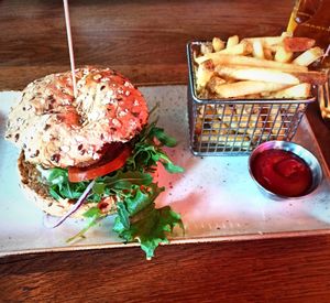 'El Montana'-Burger mit Pommes at QMUH Ulm in Ulm