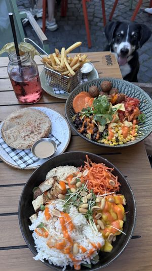 „Spicy Beef“ (mit Räuchertofu) & „Pulled Pablo“ mit Falafel, dazu extra Pommes & Pita Brot  at QMUH Ulm in Ulm