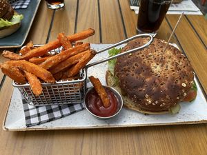 Chili-Burger mit Süßkartoffelpommes  at QMUH Ulm in Ulm