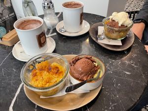 Vegan apple crumble with ice cream and hot chocolate with soy milk at Lieblingseis Eissalon in Ulm