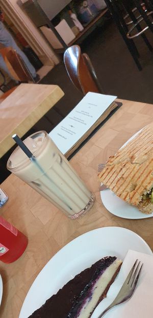 Prana chai cold brew with oatly at GÖTTLICH Essen & Trinken in Berlin