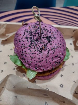 Ho molto apprezzato questo cherry burger. Esperienza positiva, felice che all'interno di un grande centro commerciale ci siano ottime alternative vegan. at Flower Burger in Busnago