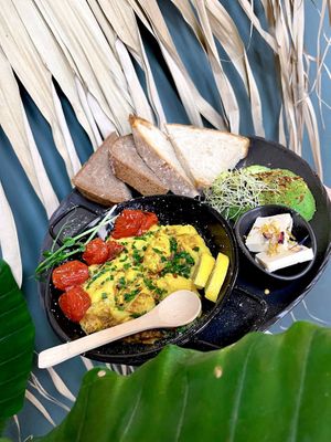 V E I  V E I    Veganes Rührei, vegane Butter, Roggenvollkornbrot, Steinofenbrot Avocado und glasierte Cherrytomaten   at Tipu in Mannheim