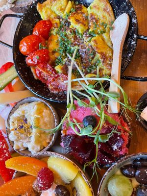 Goodies Platte für 2 zum Frühstück mit veganen Rührei   at Tipu in Mannheim