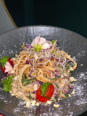 Champignons League (Champignon Risotto mit hausgemachten Röstzwiebeln und glasierten Cherrytomaten)  at Tipu in Mannheim